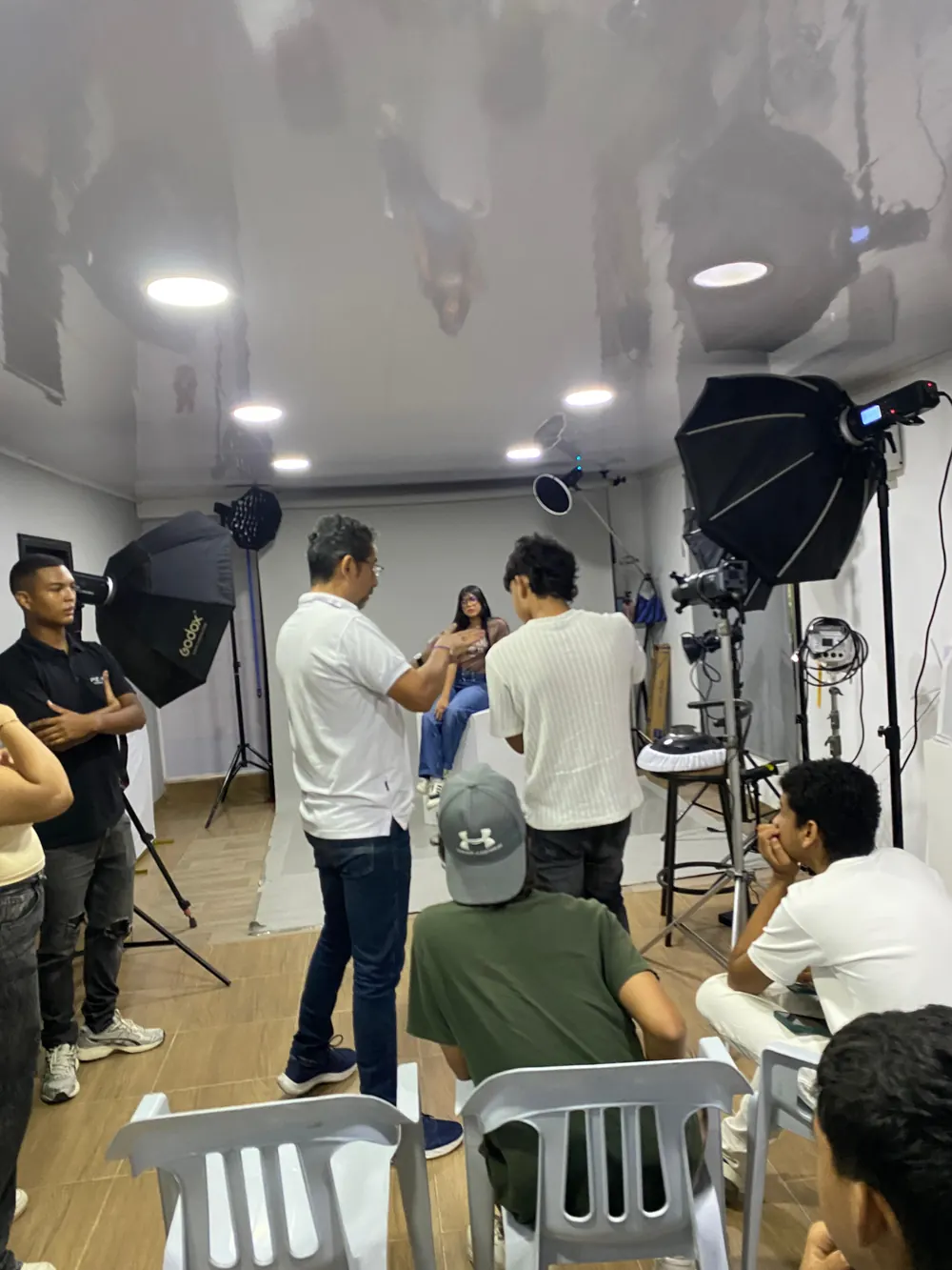 Clase práctica de fotografía en estudio con estudiantes de Corprovincia