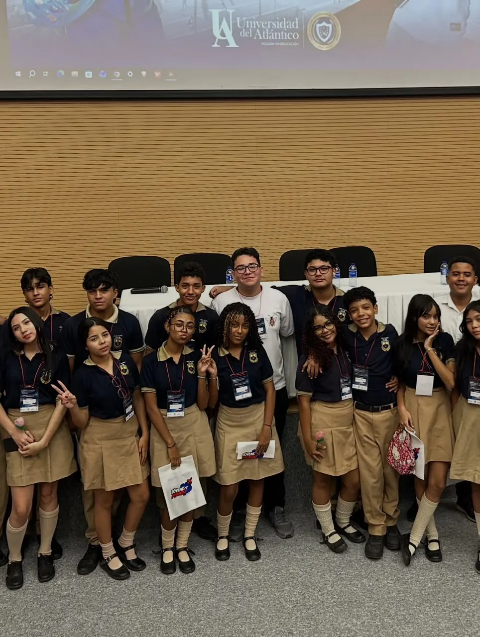 Estudiantes del Liceo Alcira Colón de Ahumada en la Semana Municipal de la Juventud