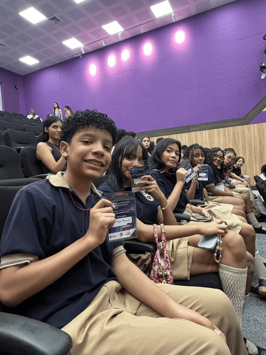 Estudiantes del Liceo mostrando sus escarapelas de participantes en el Modelo Municipal de Naciones de Sabanalarga